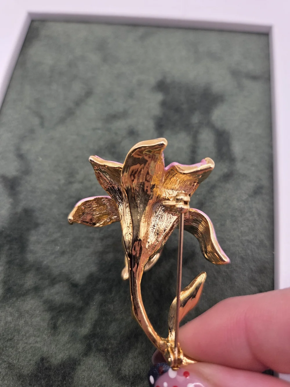 1525. Vintage Enamel Lilly Brooch / Pin